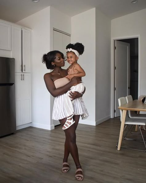 Girl Mom Black Women, Girl Mom Aesthetic Black, Being A Mom Aesthetic, Girl Mom Black, Black Mom Aesthetic, Black Mom And Daughter, Momma Outfits, Mother Baby Photography, Black Motherhood