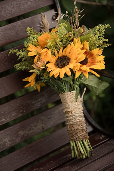 Rustic wedding bouquet Deco Champetre, Bridal Sunflowers, Rustic Wedding Bouquet, Sunflower Bouquets, Fall Wedding Ideas, Arrangement Ideas, Future Wedding Ideas, Rustic Country Wedding, Sunflower Wedding