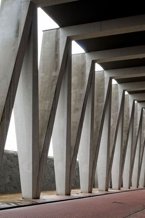 Concrete Truss Structure | Vodafone / Baumschlager Eberle #architecture #structure #engineering Architecture Cool, Truss Structure, Concrete Architecture, Brutalist Architecture, Structure Architecture, Concrete Structure, Architecture Exterior, Facade Architecture, Brutalism