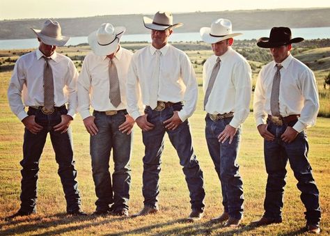 Country Groomsmen, Traje Cowgirl, Country Wedding Photos, Cowboy Wedding, Gettin Hitched, Wedding Groomsmen, Country Weddings, Groomsmen Attire, Western Wedding