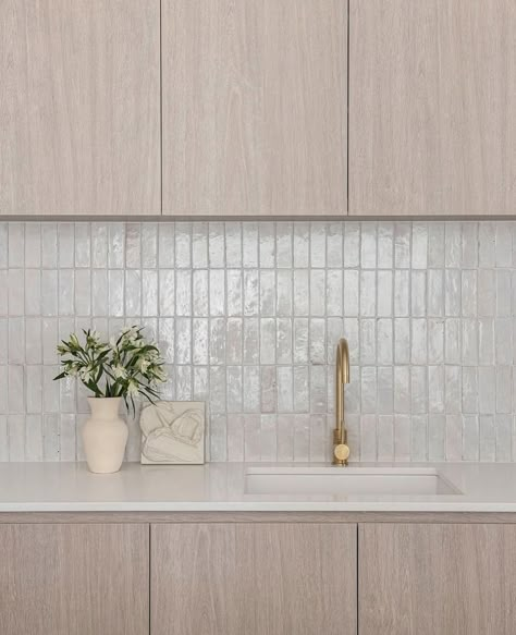 A beautiful kitchen by @circabuilding featuring our hand made Lily Bejmat tiles 🤍 #kitcheninspiration #designerkitchen #handmadetiles #bejmat #kitchensplashback #kitchen #moroccantiles #dilorenzotiles Laundry Tiles Backsplash, Tiled Splashback Kitchen, Tile Splashback Kitchen, White Tile Splashback, Small Kitchen Tiles, Bejmat Tiles, Modern Kitchen Tiles, Splashback Kitchen, White Kitchen Splashback