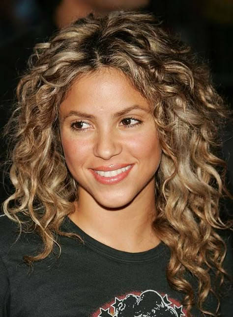 Thick-Curls-with-Frizzes-and-Twisted-Spiral-Front Shakira Hair, Messy Curly Hair, Medium Curly Hair, Medium Curly, Medium Curly Hair Styles, Curly Girl Hairstyles, Penteado Cabelo Curto, Hair Photo, Short Curly Hair