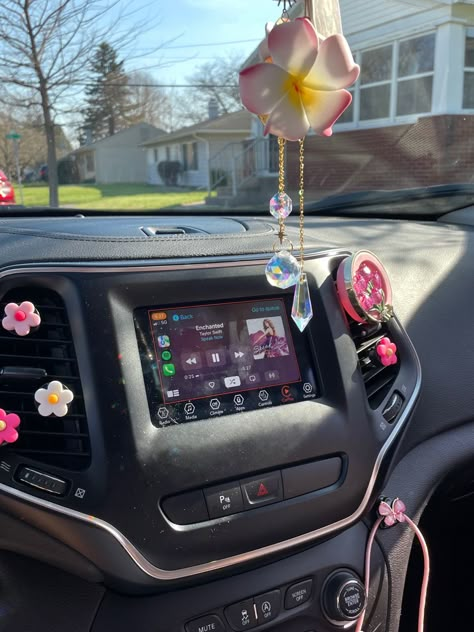 Inside Jeep Decorations, Car Theme Ideas Interior, Ways To Make Your Car Look Cute, Car Decoration Inspiration, Car Interior Decor Inspiration, Inside Car Decorations Diy, Classy Car Decorations Interior, Decorated Car Aesthetic, Pink Car Keychain