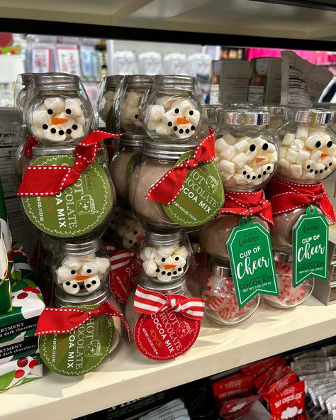 The cutest little snowman hot chocolate kit! ☕❄️ The perfect grab-and-go gift for spreading holiday cheer this season! Hot Chocolate Snowman, Hot Chocolate Kit, Snowman Hot Chocolate, Christmas Magic, Holiday Cheer, Diy Christmas, Hot Chocolate, Christmas Diy, The Cutest