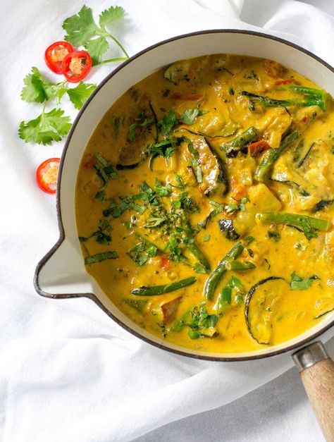 This creamy zucchini curry (courgette curry) is delicately spiced but packed with flavour. A great way to use up a glut of zucchini/courgettes. #Vegan #TheVegSpace Corriander Recipes, Zucchini Recipes Indian, Vegetable Curries, Vegetable Curry Recipes, Creamy Zucchini, Tofu Curry, Veg Curry, Easy Vegan Recipes, Vegan Zucchini