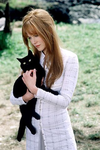 Nicole Kidman and black cat in PRACTICAL MAGIC. Gilly Owens, Lindsay Core, Practical Magic Movie, People With Cats, Celebrities With Cats, Patricia Highsmith, Famous Cats, Boho Witch, Actrices Hollywood