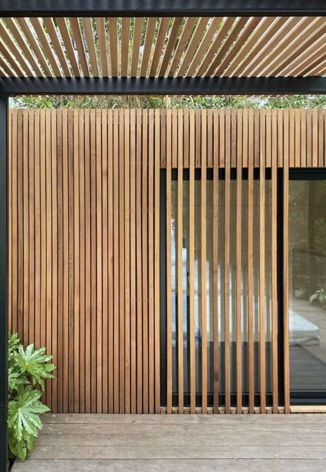 Vertical Wood Slat Wall Outdoor, Wood Slat House Exterior, Exterior Wall Cladding Tiles, Wooden Slats Wall Exterior, Wooden Exterior Cladding, Outdoor Wood Slat Wall, Exterior Slat Wall Ideas, Fluted Exterior Siding, Vertical Wood Cladding Exterior