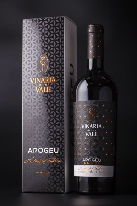 Modern Wine Labels, การออกแบบ Ui Ux, Wine Bottle Label Design, Wine Packaging Design, Wine Bottle Design, Luxury Packaging Design, Wine Bottle Label, Alcohol Packaging, Bottle Label Design