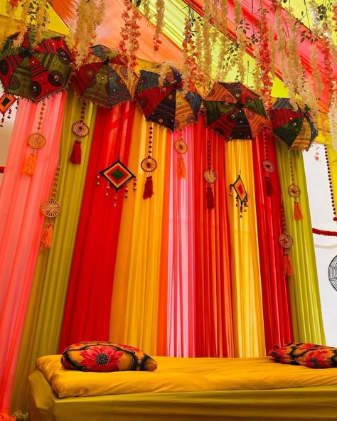 Simple Elegant Engagement Decor, Indian Decoration Wedding, Haldi Ceremony Decorations At Home, Mehandi Decorations At Home, Mehndi Decor At Home, Mehndi Decoration Ideas At Home, Mehendi Backdrop, Mehendi Designs Bridal, Mehandi Decoration