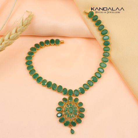 Light Weight Gold Jewellery, Aesthetic Letters, Gold Jewelry Simple Necklace, Antique Jewellery Designs, Gold Jewelry Simple, Gold Jewellery Design Necklaces, Emerald Necklace, Jewelry Design Necklace, Gold Jewellery Design