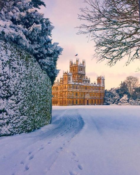 We LOVE England🇬🇧🏴󠁧󠁢󠁥󠁮󠁧󠁿 on Instagram: "⭐️Highclere Castle, Newbury in Berkshire⭐️ Love this photo by @r2taggy , the real life Rolls Royce chauffeur at Highclere Castle🎄 #weloveengland #photosofengland #photosofbritain #highclerecastle #downtonabbey #england #snow #christmas #snowyscene @highclere_castle" Hampshire England, Highclere Castle, Winter Scenery, Beautiful Castles, Beautiful Inside And Out, A Castle, Stately Home, Filming Locations, Downton Abbey