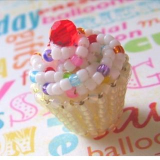 Beaded cucake Beaded Cupcake, Beaded Cake, Birthday Cake Tutorial, Cupcake Crafts, 3d Beading, Beaded Work, 일본 패션, Beaded Things, Motifs Perler