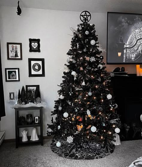 Black Xmas Tree, Goth Xmas, Black Christmas Decorations, Merry Creepmas, Goth Christmas, Spooky Christmas, Gothic Christmas, Black And White Christmas, Spooky Home