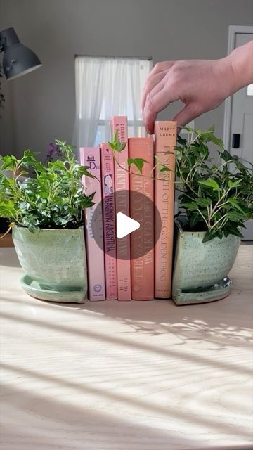 Plant Bookends, Creative Ceramic Projects, Pottery Book Ends, Bookend Planters, Planter Bookends, Pottery Bookends, Ceramic Book Ends, Ceramic Gift Ideas, Ceramic Book