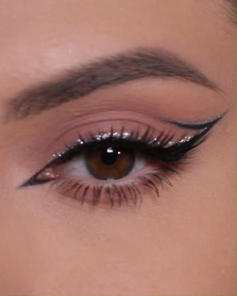 Graphic Liner Tutorial, Edgy Eyeliner, Graphic Eye Makeup, Eyeliner Graphic, Eyeliner Trends, Eyeliner Inspiration, Eye Makeup Dramatic, Eye Makeup Trends, Silver Eyeliner