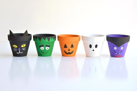 Halloween Clay Pots, Paint Flower Pots, Mini Clay Pot Crafts, Kids Crafts Ornaments, Fall Pots, Halloween Decorations Party, Spooky Crafts, Paint Halloween, Painting Pots