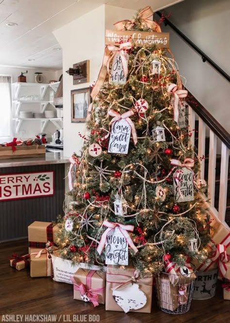 I am SO in love with this tree! Farm Sweet Farm - A Modern Farmhouse Christmas Tree for 2018 White Christmas Tree Ideas Farmhouse, Christmas Tree Tag Ornaments, Farmhouse Tree Christmas, Farmhouse Chritmas Tree, Farm Style Christmas Tree, Farm Theme Christmas Tree, Christmas Tree Farm Theme Decor, Christmas Tree Ideas Farmhouse, Modern Farmhouse Christmas Tree Ideas