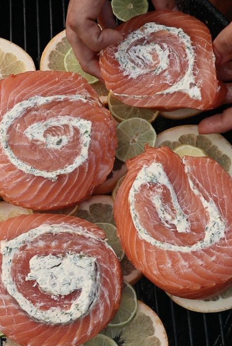 Recipe Smoked Salmon, Salmon Pinwheels, Salmon Wrap, Salmon Roll, Salmon Seasoning, Candied Bacon, Smoked Food, Smoked Food Recipes, Cinnamon Rolls Recipe