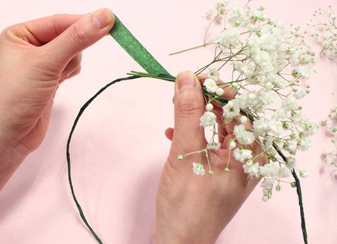 Bridal Headpieces Diy, Flower Crown Tutorial, Diy Floral Crown, Baby Breath Flower Crown, Săpunuri Handmade, Floral Crown Wedding, Crown For Kids, Diy Flower Crown, Headpiece Diy