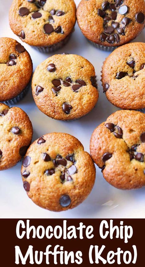 A very easy recipe for healthy keto chocolate chip muffins. Keto Chocolate Chip Muffins, Healthy Chocolate Chip Muffins, Keto Brood, Keto Muffin Recipe, Muffins Breakfast, Desayuno Keto, Postre Keto, Keto Chocolate Chips, Resep Diet