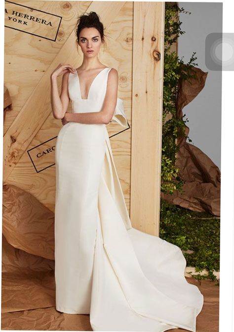 Carolina Herrera Wedding Dress, Carolina Herrera Bridal, Wedding Dress With Bow, Minimalist Bride, Pnina Tornai, Minimalist Wedding Dresses, Silk Wedding Dress, Column Gown, Bridal Fashion Week