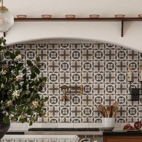 StoneImpressions on Instagram: "With just one simple rotation, the Mulholland tile looks completely unique in this kitchen backsplash by @jenleighdesigns.home. We love how she customized this space with one simple flip!  #kitchenbacksplash #backsplash #kitchentile #traditionalkitchen" Artisan Stone Tile, Timeless Tile, Pattern Tile, Stone Tile, Kitchen Tile, Traditional Kitchen, Tile Backsplash, Tile Patterns, Kitchen Backsplash