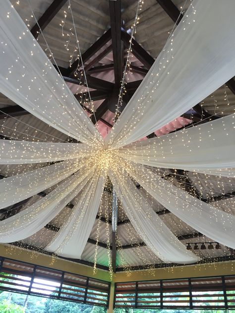 Wedding Ceiling Draping With Lights, Quince Ceiling Decorations, Quinceanera Venue Decoration, Hall Party Decorations, Drapes On Ceiling, Ceiling Lights Wedding, Wedding Ceiling Ideas, Ceiling Decor For Wedding, Quince Venue Ideas