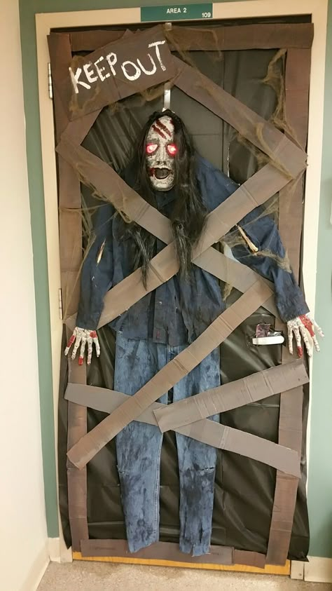 Scary Halloween door decoration Heloween Decoration Office, Haunted Door Decorations, Scary Doors For Halloween, Classroom Haunted House Ideas, Diy Halloween Decorations For Door, Diy Office Halloween Decorations, Creepy Door Decorations, Halloween Decorating Contest Office, Spooky Door Ideas