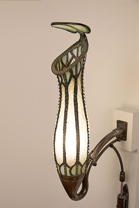 Pitcher Plant Aesthetic, Pitcher Plant Lamp, Art Nouveau Plants, Solarpunk Decor, Plant Lamps, Art Nouveau Garden, Interesting Lamps, Art Nouveau Lamp, Lamp Plant