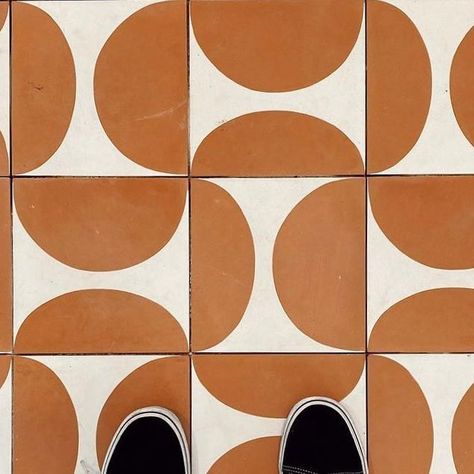 Zia Tile on Instagram: "Mid mod + matte + made by 🖐   Our Pomelo cement tiles in terra cotta + white add a playful patterned punch to this floor by @greenroom_db 🥊💥" 70s Tile Floor, Mid Century Floor Tiles, Retro Floor Tile, Mid Century Modern Tiles, Mid Century Floor Tile, Terra Cotta Aesthetic, Mcm Flooring, 1950s Tile, Mcm Tile