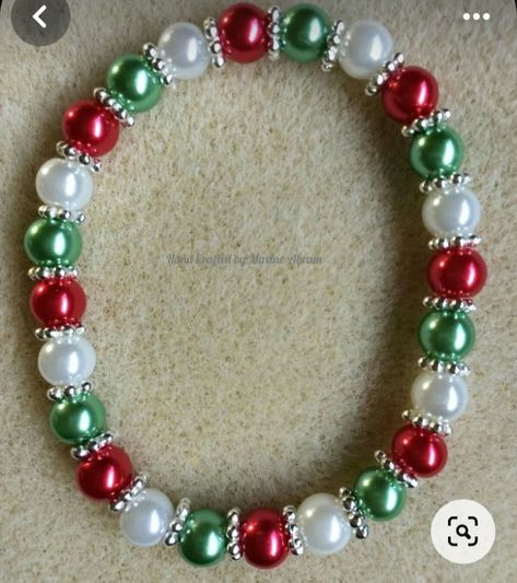 Holiday Themed Bracelets, Christmas Stretch Bracelets Ideas, Free Jewelry Patterns, Xmas Bracelets Diy, Christmas Diy Jewelry Ideas, Christmas Diy Bracelet, Christmas Themed Bracelets, Christmas Stretch Bracelets, Festive Holiday Beaded Jewelry