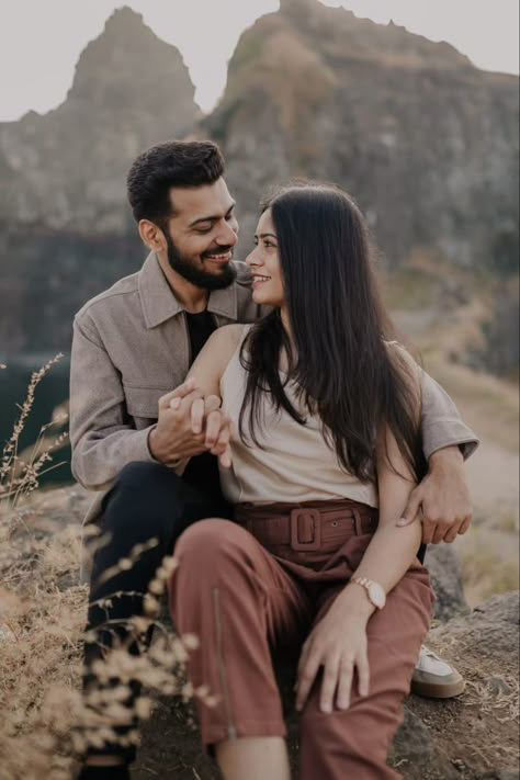 Pre Wedding Jeans Outfit, Outdoor Shoot Couple, Prewedding Outfit Ideas Western, Outfits For Pre Wedding Shoot, Outdoor Poses For Couples, Anniversary Poses Ideas Couple Pics, Poses For Couples Casual, Pre Engagement Photoshoot, Pre Wedding Shoot Outfit Ideas