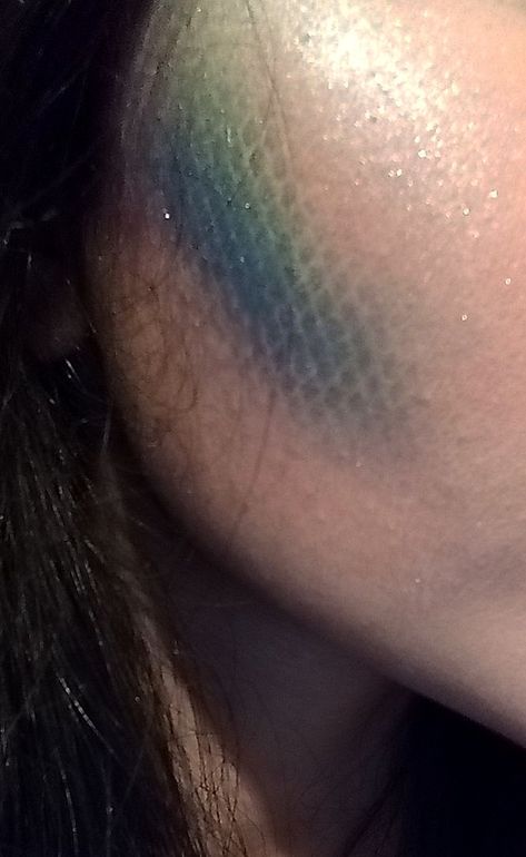 Mermaid scale contour in colours blue green and purple with bright shimmery blended highlighter. Scales Makeup Mermaid, Mermaid Body Makeup, Fishnet Scales Makeup, Golden Mermaid Makeup, Green Mermaid Costume, Mermaid Makeup Scales, Green Siren Makeup, Blue Siren Makeup, Dragon Scales Makeup