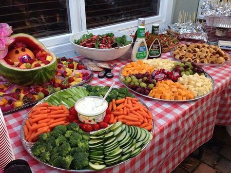 Outdoor Party Foods, Backyard Bbq Party, Decorações Com Comidas, Baby Shower Bbq, Veggie Tray, בר מצווה, Shower Food, Bbq Party, Birthday Food