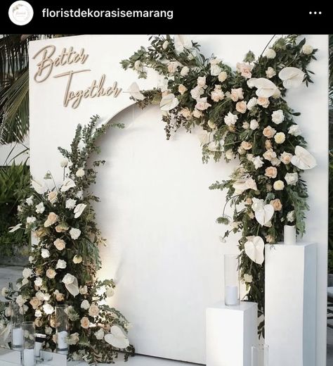 Wedding Stage Indoor Decorations, All White Wedding Backdrop, Outdoor Wedding Photobooth Ideas, Wedding Welcome Display, Modern Wedding Ceremony Backdrop, Pelamin Outdoor, Wedding Backdrop Design Backgrounds, Minimal Garden Wedding, Wedding Photobooth Ideas Backdrops