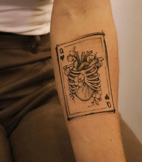 Tattoo Ideas Y2k, Card Tattoo Ideas, Joker Card Tattoo, Poker Tattoo, Playing Card Tattoos, Queen Of Hearts Tattoo, Hand Card, Vegas Tattoo, Hearts Tattoo