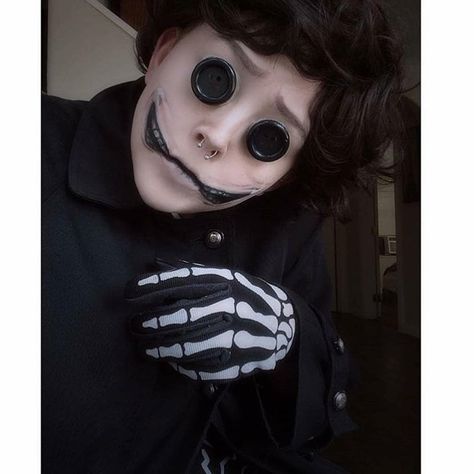 Coraline Makeup, Avatar Halloween, Coraline Costume, Halloween Hombre, Halloween Costumes Makeup, Spooky Scary, Halloween Looks, Costume Makeup, Coraline