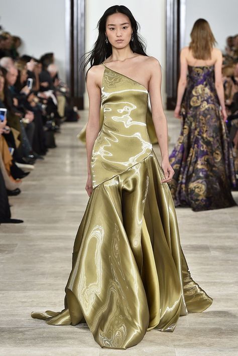 The Met Gala is almost here, and we're already dreaming about dresses. Click to see the designer styles we'd love to see on the red carpet, including this golden Ralph Lauren gown. Ralph Lauren Runway, Ralph Lauren Fall, Runway Fashion Couture, Gold Gown, Nova York, Gala Dresses, Fall Winter 2016, Glam Dresses, Looks Vintage