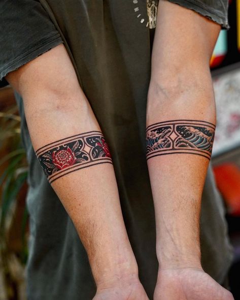 Bicep Wrap Around Tattoo Men, Wrist Band Tattoo Men Design, Yakuza Style Tattoo, Tato Maori, Wrist Band Tattoo, Cuff Tattoo, Unique Wrist Tattoos, Forearm Band Tattoos, Band Tattoo Designs