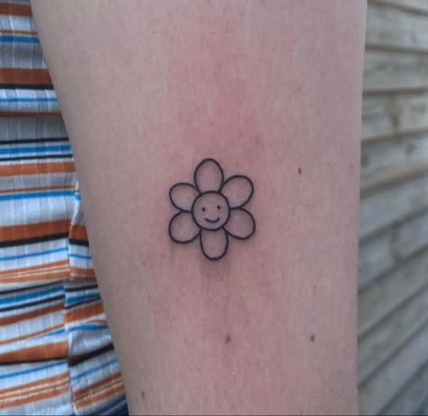 Flower With Smiley Face Tattoo, Indie Flower Tattoo, Daisy Smiley Face Tattoo, Happy Flower Tattoo, Smiley Daisy Tattoo, Smiley Flower Tattoo, Smiley Face Flower Tattoo, Flower With Face Tattoo, Cartoon Flower Tattoo