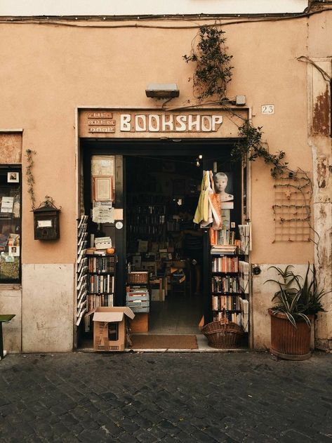 #wattpad #alatoire get satisfied Perjalanan Kota, An Open Book, Fotografi Vintage, 카드 디자인, Book Shop, Academia Aesthetic, Beige Aesthetic, Open Book, Brown Aesthetic