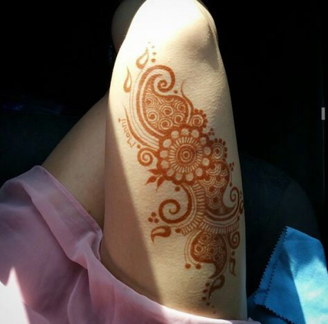 Mehendi On Thigh, Thigh Mehndi Design, Thigh Mehndi, Shaving Hacks, Love Mehendi, Mehndi Inspiration, Henna Leg, Thigh Henna, Henna Design Ideas