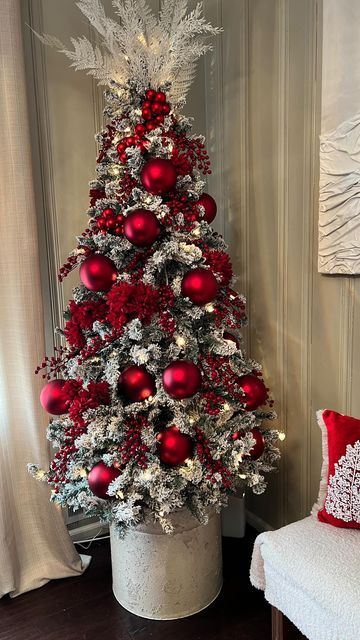 Dining Room Tree, Red Berries, Holiday Fashion, Christmas Trees, I Decided, Red Color, Home Decor Ideas, Beautiful Colors, Diy Home Decor