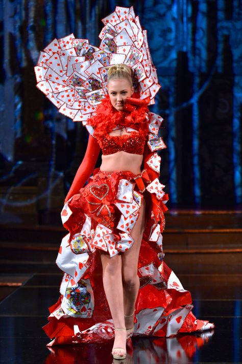 Alice In Wonderland Runway, Alice In Wonderland Fashion Show, Playing Card Clothes, Queen Of Hearts Card Aesthetic, Playing Cards Fashion, Queen Of Hearts Fashion, Drag Queen Outfits Ideas, Queen Of Hearts Outfit, Alice In Wonderland Fashion