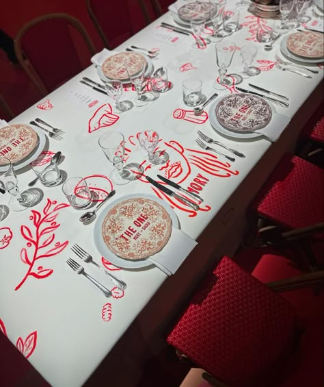 Table Cloth Alternatives, Restaurant Place Setting, Butcher Paper Christmas Table, Art Dinner Party, Creative Event Ideas, Party Tablecloth Ideas, Table Cloth Ideas For Home, Pizza Party Table Setting, Tablecloth Aesthetic