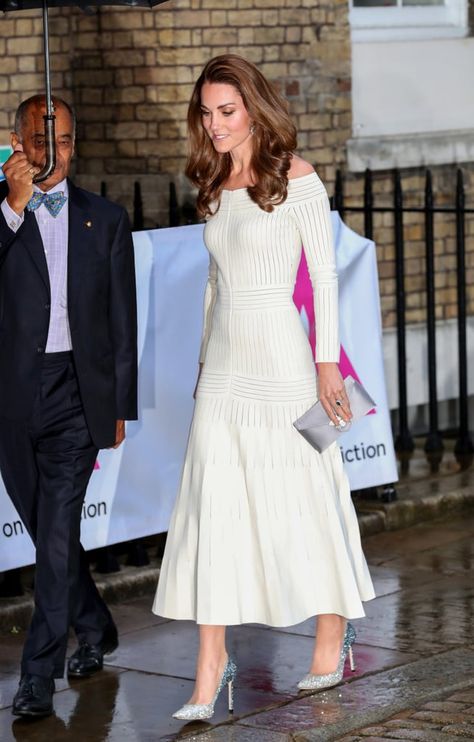 Alexander Mcqueen Wedding Dresses, Moda Kate Middleton, Barbara Casasola, Düşes Kate, Princess Of Wales Kate, Looks Kate Middleton, White Off Shoulder Dress, Prins William, Duchesse Catherine