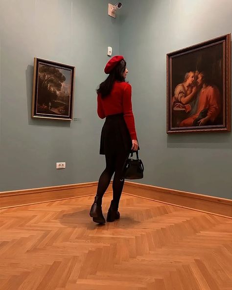 Museum, beret, red, outfit, paintings, girl, aesthetic Aesthetic Beret Outfit, Beret Outfits Aesthetic, Outfits With Barett, French Outfit With Beret, Beret And Dress Outfit, Red Barrette Hat Outfit, Red French Outfit, Outfits With Red Beret, Beret Aesthetic Vintage