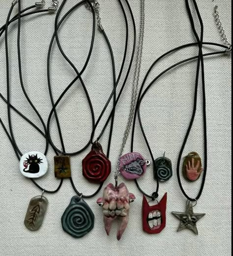 How To Make Clay Necklaces, Metal Wire Jewelry Diy, Clay Art Necklace, Diy Art Jewelry, Art Things To Sell, Easy Wire Crafts, Music Clay Art, Clay Jewlrey Ideas, Clay Ideas Grunge