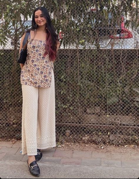 Summer Outfit Indian, India Holiday Outfits, Sleeveless Short Kurtis For Jeans, India Casual Outfit, Kurti Inspo For College, Desi Fusion Outfits Casual, Short Kurta Outfit, Short Kurta Designs Women With Jeans, Traditional Day Outfit