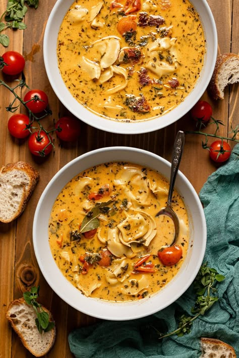 Creamy Tuscan Tortellini Soup, Creamy Tuscan Tortellini, Tortellini Soup Recipes, Tuscan Tortellini Soup, Tuscan Tortellini, Soup Simple, Tuscan Soup, Soup Vegetarian, Organic Recipes Healthy